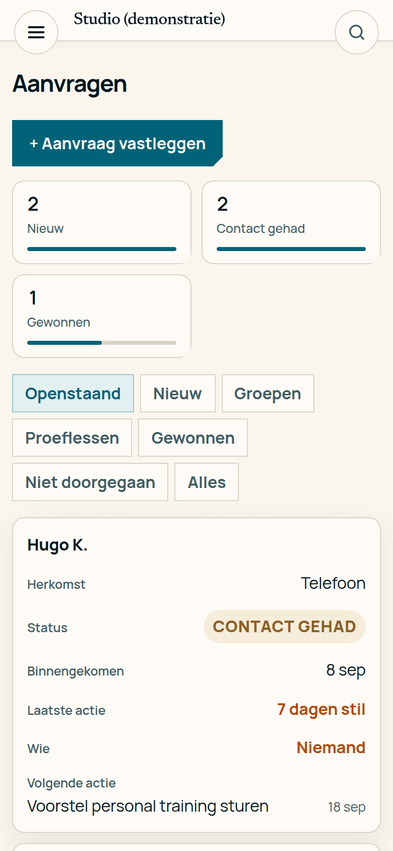 Nieuwe aanvragen op een telefoon, in de demonstratiestudio: wie zich heeft aangemeld voor een proefles.