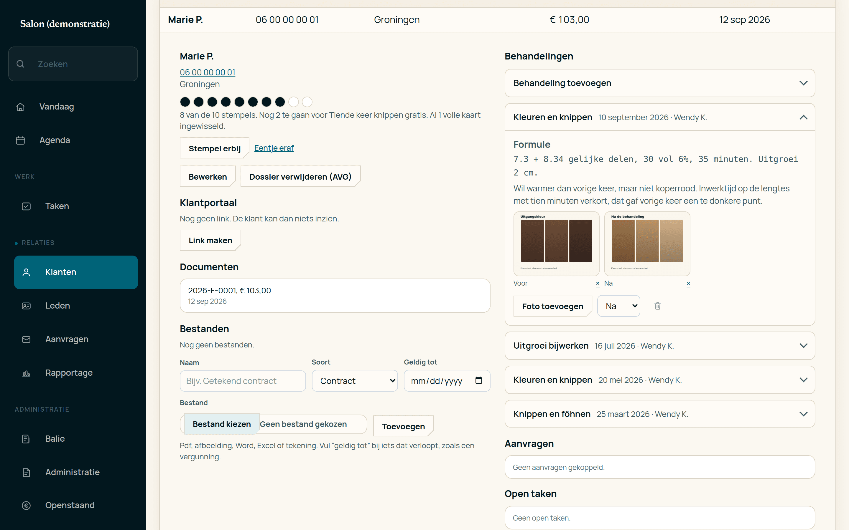 Een klantdossier in de demonstratiesalon: de behandelingen van de vorige keren met de kleurformule en foto's erbij. Fictieve klant, fictieve geschiedenis.