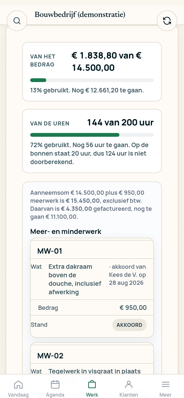 Een opdracht op een telefoon, met het bedrag en de uren bovenaan en de werkbonnen eronder.