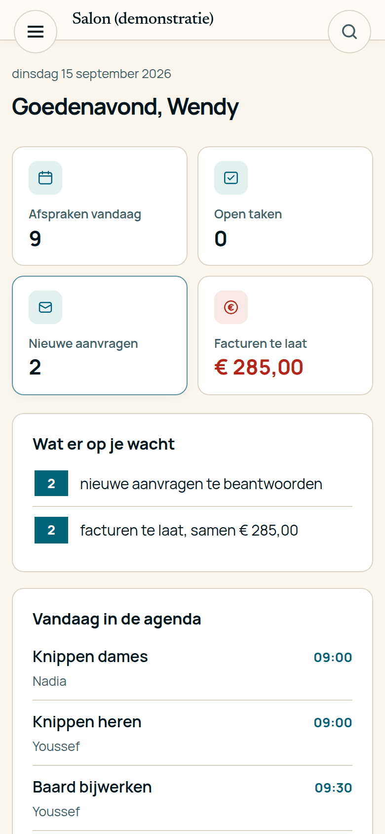 Het beginscherm op een telefoon, in de demonstratiesalon: wat er vandaag staat en wat er nog open staat.