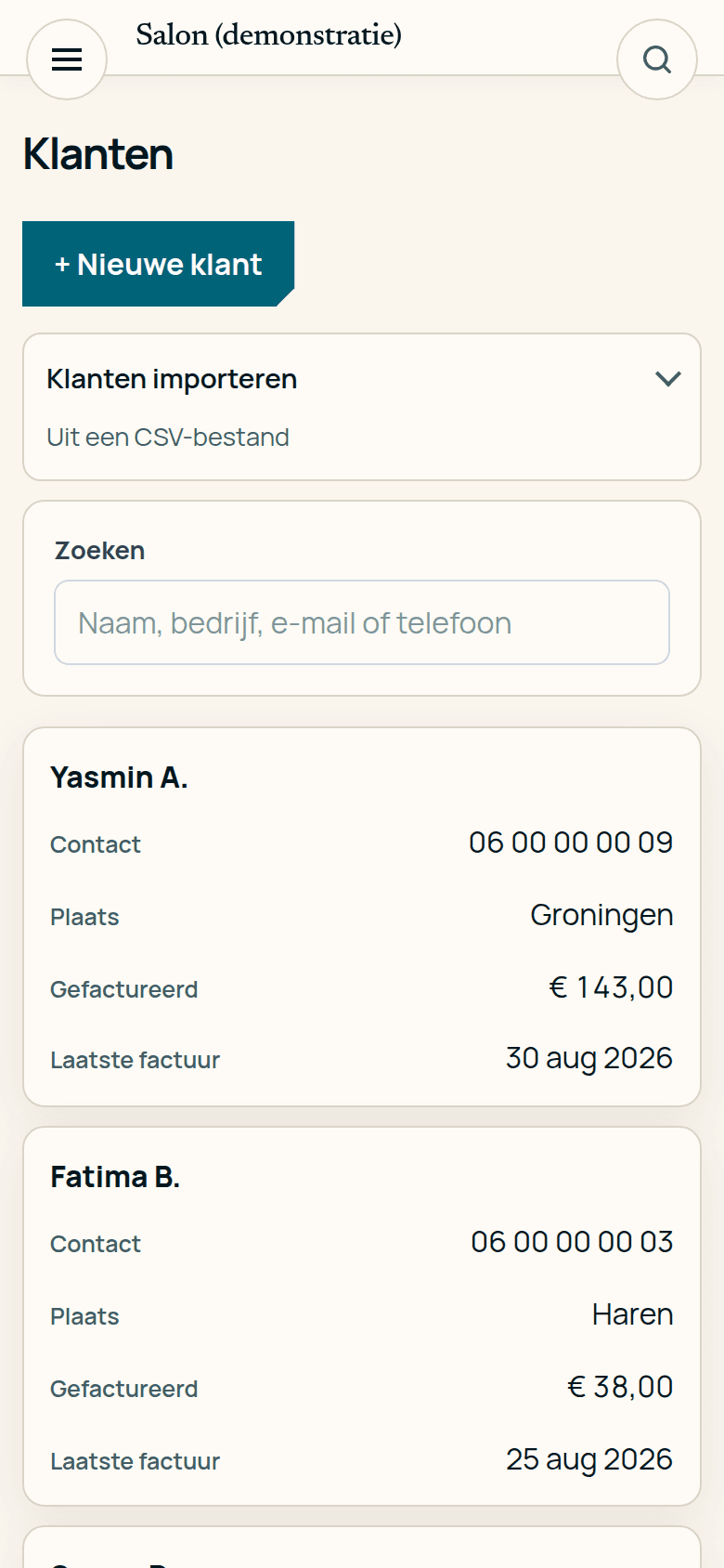 De klanten van de demonstratiesalon op een telefoon, met hun geschiedenis erbij.