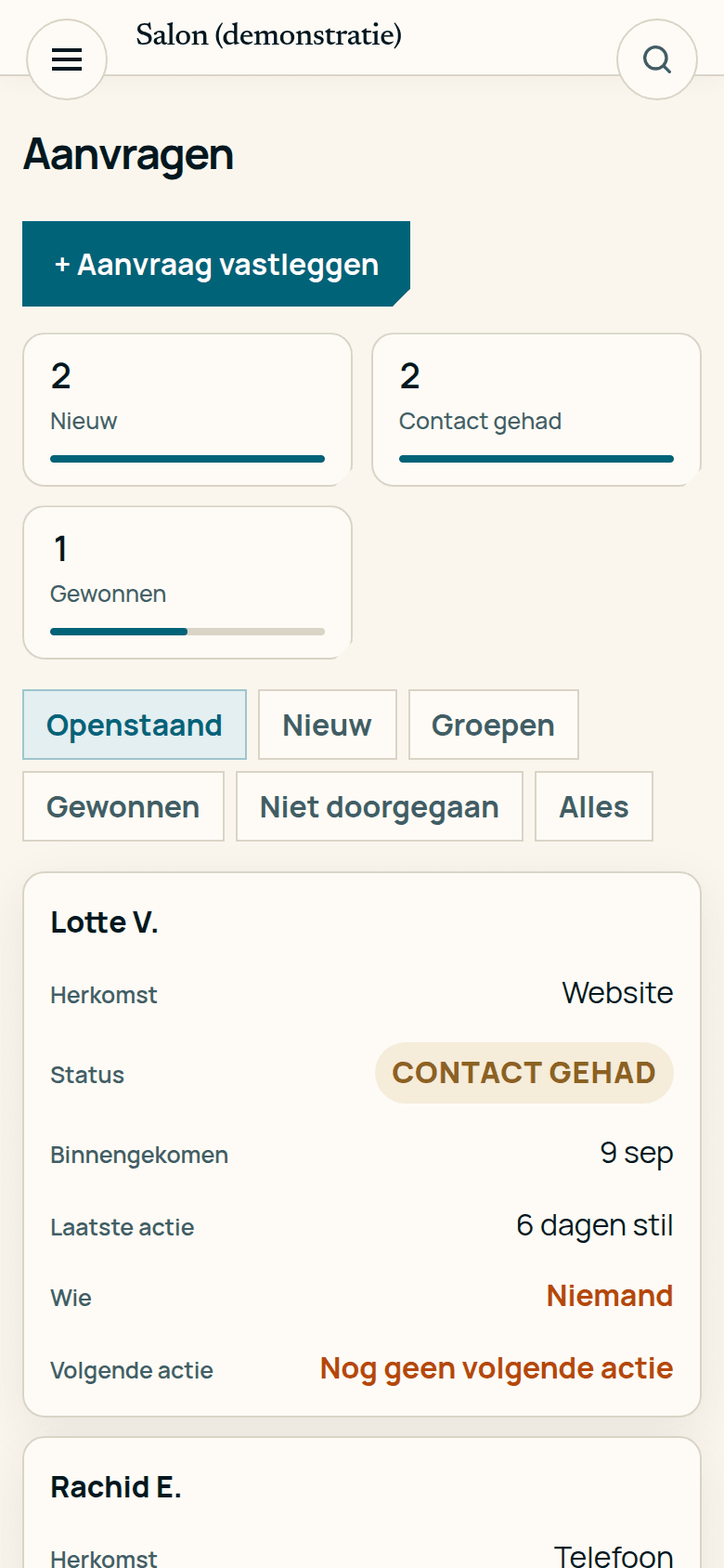 Nieuwe aanvragen op een telefoon, in de demonstratiesalon.